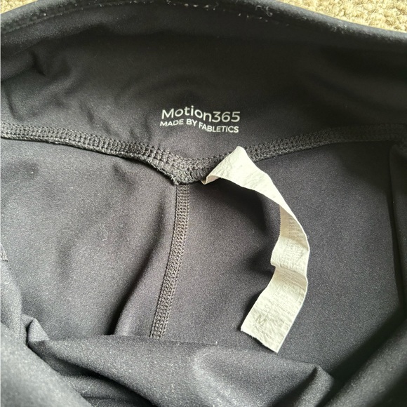 Fabletics motion 365 mesh panel leggings with pockets - Picture 3 of 4